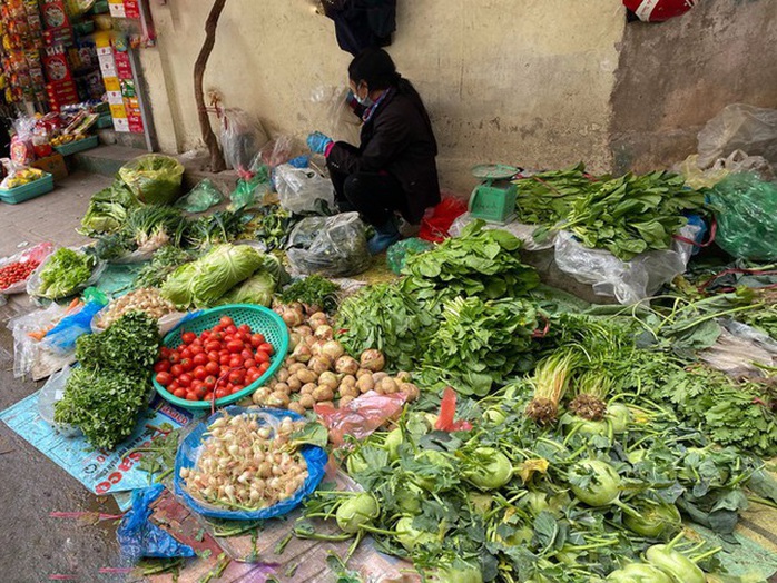Đi chợ đầu năm: Hải sản tăng giá, hoa tươi rẻ hơn trước Tết - Ảnh 1. Đi chợ đầu năm: Hải sản tăng giá, hoa tươi rẻ hơn trước Tết - Ảnh 1.