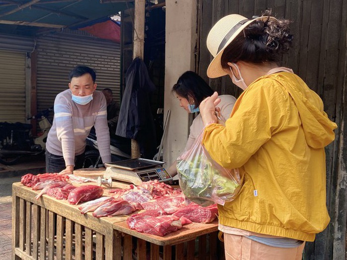 Đi chợ đầu năm: Hải sản tăng giá, hoa tươi rẻ hơn trước Tết - Ảnh 2. Đi chợ đầu năm: Hải sản tăng giá, hoa tươi rẻ hơn trước Tết - Ảnh 2.