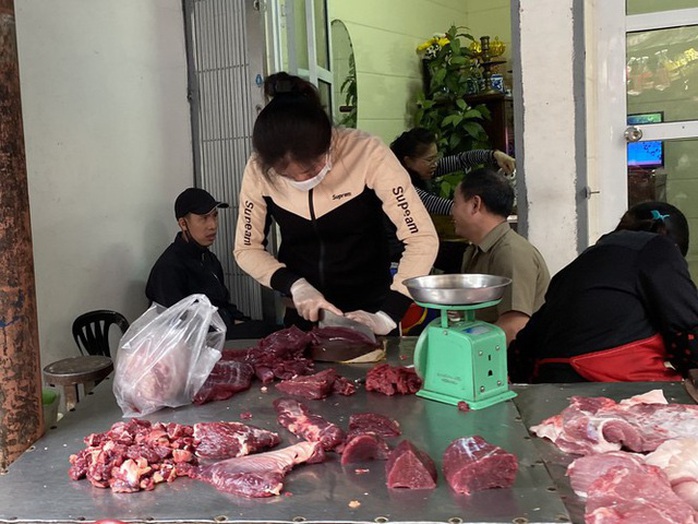 Đi chợ đầu năm: Hải sản tăng giá, hoa tươi rẻ hơn trước Tết - Ảnh 3. Đi chợ đầu năm: Hải sản tăng giá, hoa tươi rẻ hơn trước Tết - Ảnh 3.