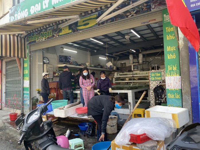 Đi chợ đầu năm: Hải sản tăng giá, hoa tươi rẻ hơn trước Tết - Ảnh 4. Đi chợ đầu năm: Hải sản tăng giá, hoa tươi rẻ hơn trước Tết - Ảnh 4.