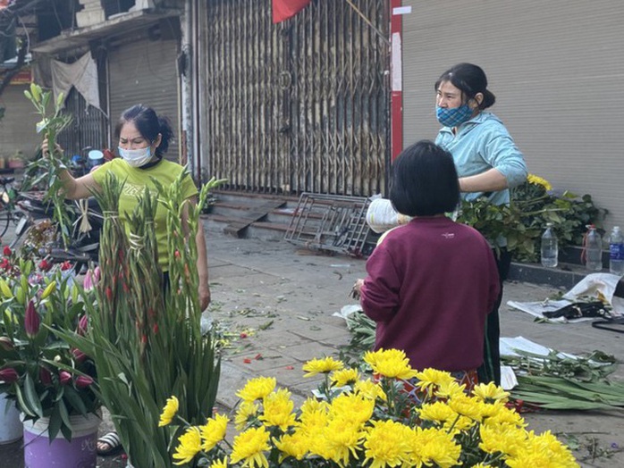 Đi chợ đầu năm: Hải sản tăng giá, hoa tươi rẻ hơn trước Tết - Ảnh 6. Đi chợ đầu năm: Hải sản tăng giá, hoa tươi rẻ hơn trước Tết - Ảnh 6.
