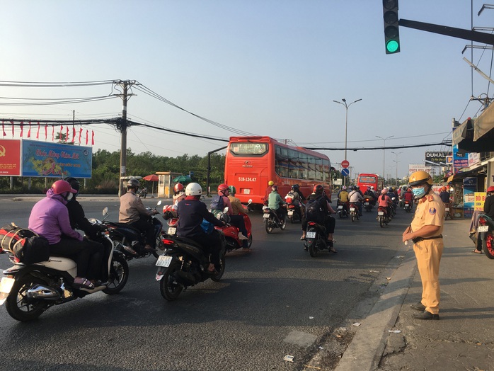 Mùng 5 Tết, người dân đổ về TP HCM, giao thông vẫn ngon lành - Ảnh 3.
