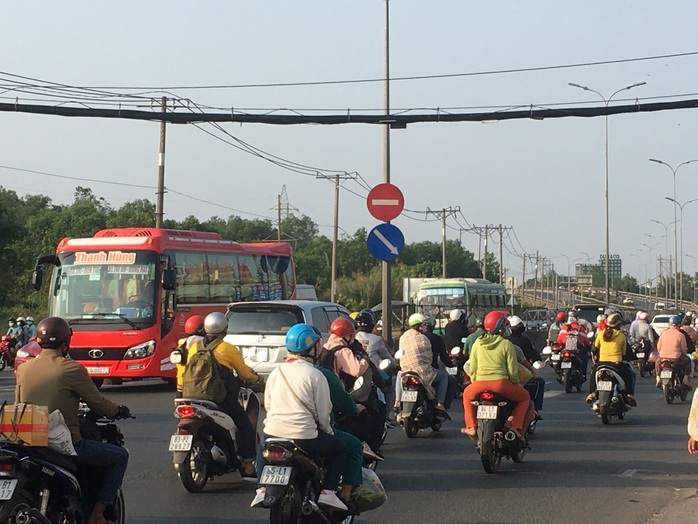 Mùng 5 Tết, người dân đổ về TP HCM, giao thông vẫn ngon lành - Ảnh 4.