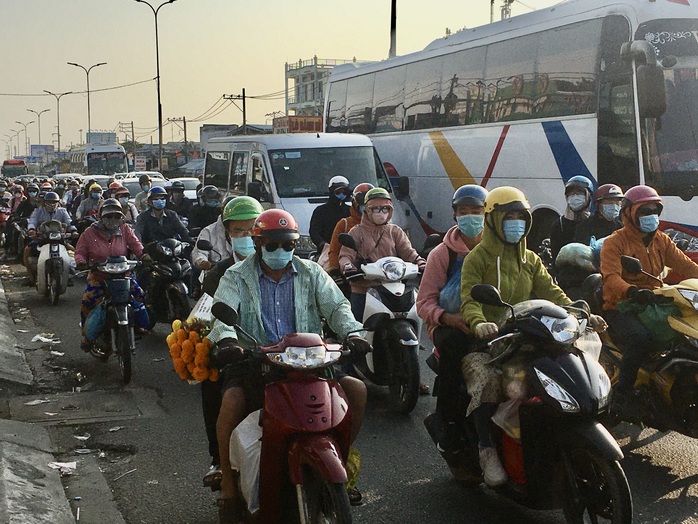 Mùng 5 Tết, người dân đổ về TP HCM, giao thông vẫn ngon lành - Ảnh 1.