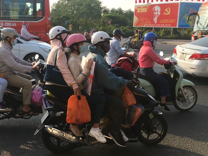 Mùng 5 Tết, người dân đổ về TP HCM, giao thông vẫn ngon lành - Ảnh 2.