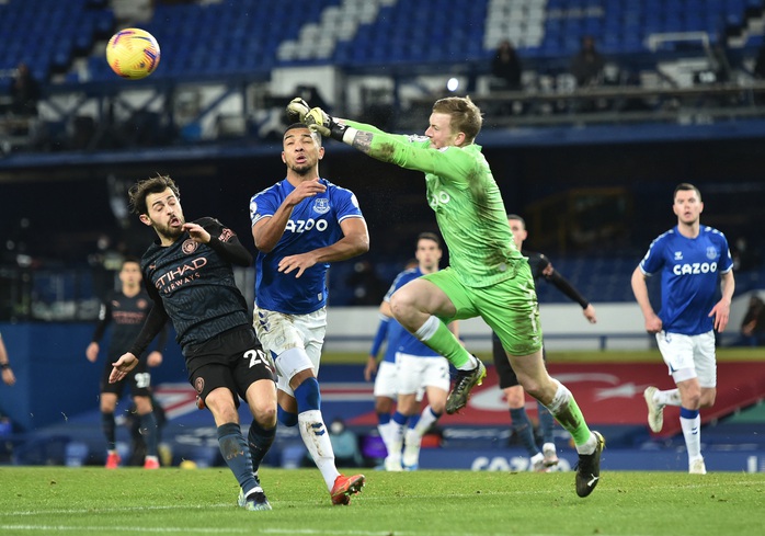 Hai siêu phẩm hạ Everton 3-1, Man City xây chắc ngôi đầu - Ảnh 1.