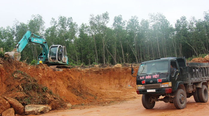 Dùng “đất lậu” để san lấp công trình nhà nước, doanh nghiệp bị phạt nặng - Ảnh 1.