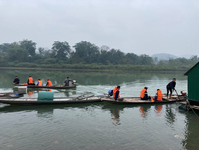 Trắng đêm tìm kiếm thi thể thầy hiệu trưởng nghi vấn nhảy cầu tự tử - Ảnh 1.