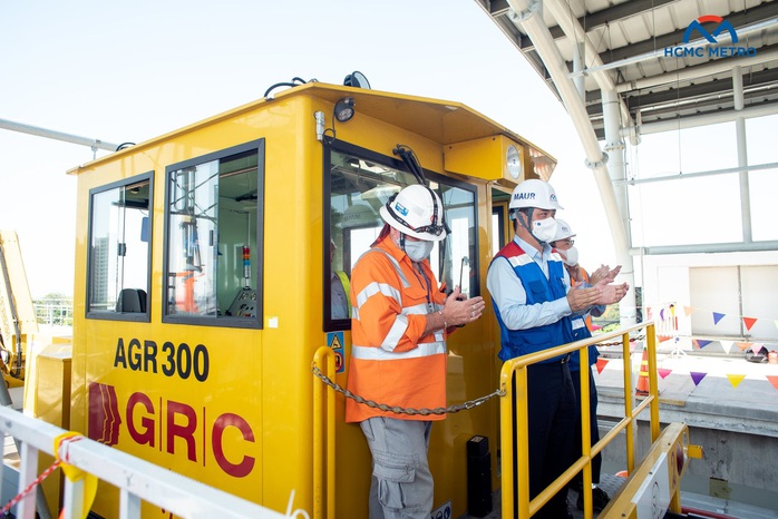 Thi công cấp điện toàn tuyến, metro số 1 gấp rút về đích - Ảnh 1.