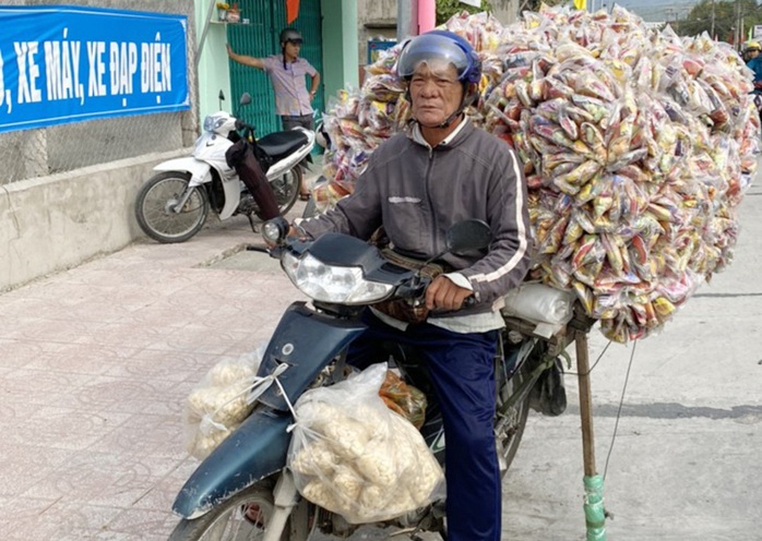 Gã đàn ông giả dạng người bán bắp nổ để làm chuyện mờ ám - Ảnh 1.