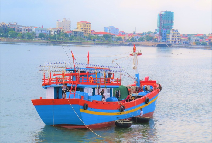 CHÙM ẢNH: Chuyến xông biển đầu năm của ngư dân Quảng Bình - Ảnh 11.