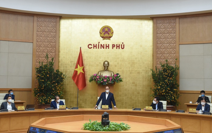 Thủ tướng Nguyễn Xuân Phúc: Nhanh chóng tiêm chủng, gỡ ngay ách tắc lưu thông hàng hóa - Ảnh 1.