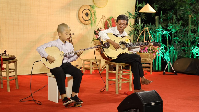 Người cha khiếm thị chơi đàn guitar, ca cổ gây bất ngờ - Ảnh 3.