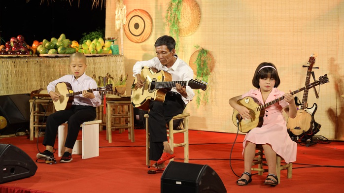 Người cha khiếm thị chơi đàn guitar, ca cổ gây bất ngờ - Ảnh 2.