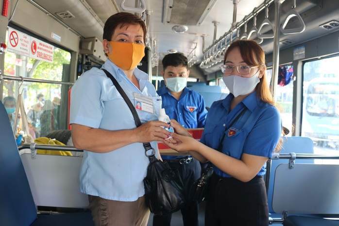 Tặng nước rửa tay sát khuẩn, khẩu trang cho tài xế và tiếp viên xe buýt ở TP HCM - Ảnh 1.
