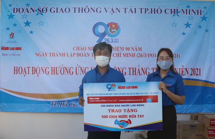 Tặng hàng ngàn chai nước sát khuẩn, khẩu trang y tế cho hành khách, tài xế và tiếp viên xe buýt - Ảnh 3.