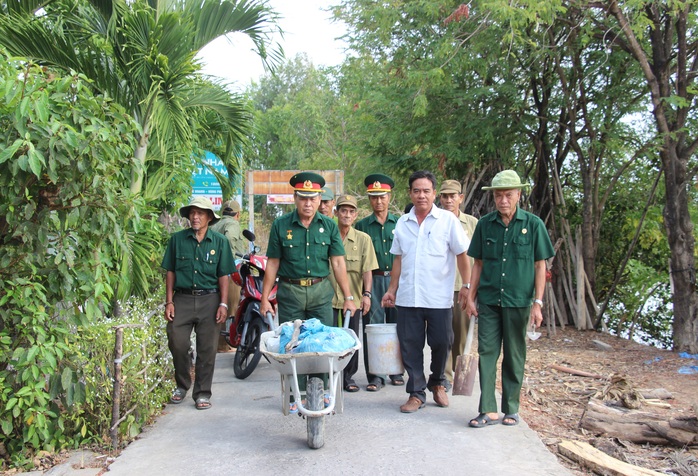 CLIP: “Biệt đội cựu chiến binh vá đường” ở Cà Mau - Ảnh 5.