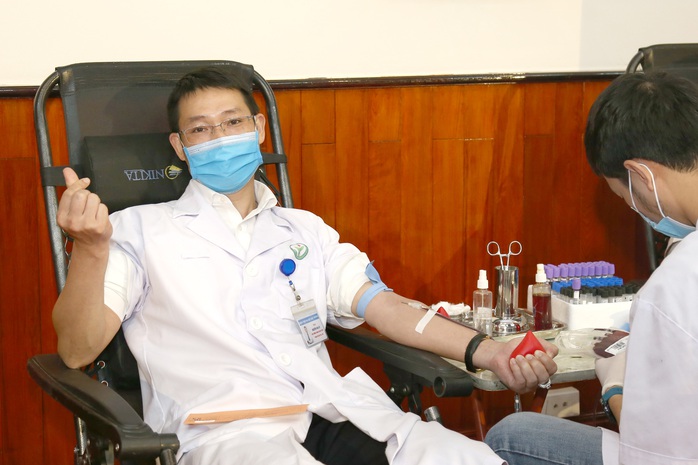 Nhiều chương trình hiến máu bị huỷ bởi Covid-19, hàng trăm y bác sĩ tham gia hiến máu - Ảnh 1.