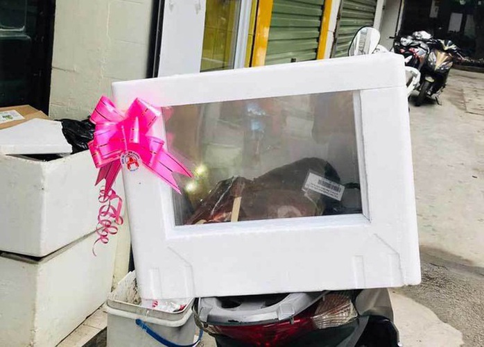 Tôm hùm, cua hoàng đế đóng hộp kính: Quà Tết trăm triệu đồng, sếp biếu nhân viên ăn ngay - Ảnh 3. Tôm hùm, cua hoàng đế đóng hộp kính: Quà Tết trăm triệu đồng, sếp biếu nhân viên ăn ngay - Ảnh 3.