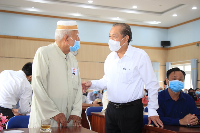 Phó Thủ tướng Thường trực Trương Hòa Bình tặng quà Tết cho đồng bào Chăm ở TP HCM - Ảnh 3.