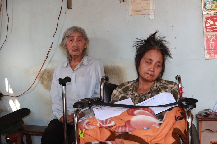 Bạn đọc Báo Người Lao Động hỗ trợ 32 triệu đồng cho người phụ nữ có chồng và con liệt giường - Ảnh 3.