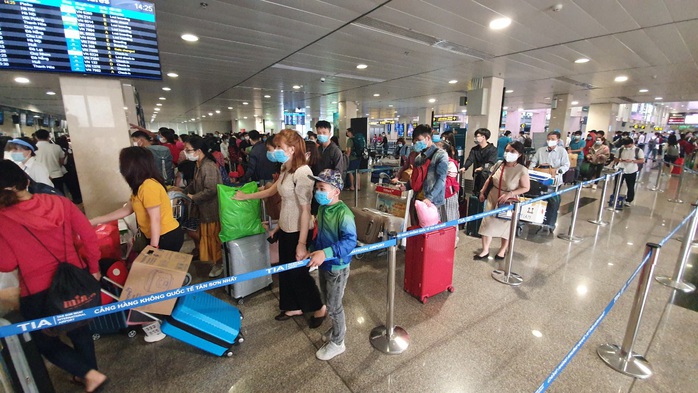 Sân bay Tân Sơn Nhất vẫn hoạt động bình thường sau khi xuất hiện ca nghi nhiễm Covid-19 - Ảnh 2.