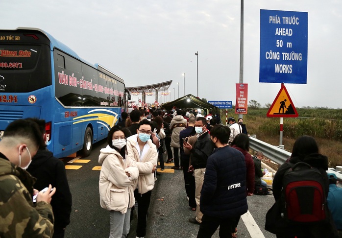 Quảng Ninh cho phép xe khách hoạt động trở lại từ 12 giờ ngày 6-2 - Ảnh 1.