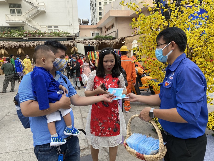 EVNHCMC vận động khách hàng cài đặt ứng dụng theo dõi lượng điện tiêu thụ - Ảnh 1. EVNHCMC vận động khách hàng cài đặt ứng dụng theo dõi lượng điện tiêu thụ - Ảnh 1.