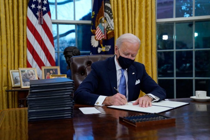 Chính quyền Tổng thống Biden loại bỏ hàng loạt người do ông Trump bổ nhiệm - Ảnh 2.