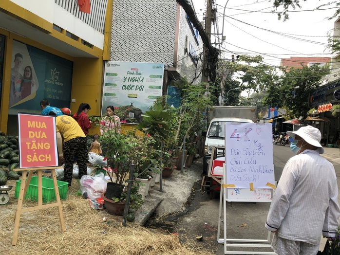 Sát Tết, dưa hấu giải cứu xuống đường, giá rẻ như cho - Ảnh 1.