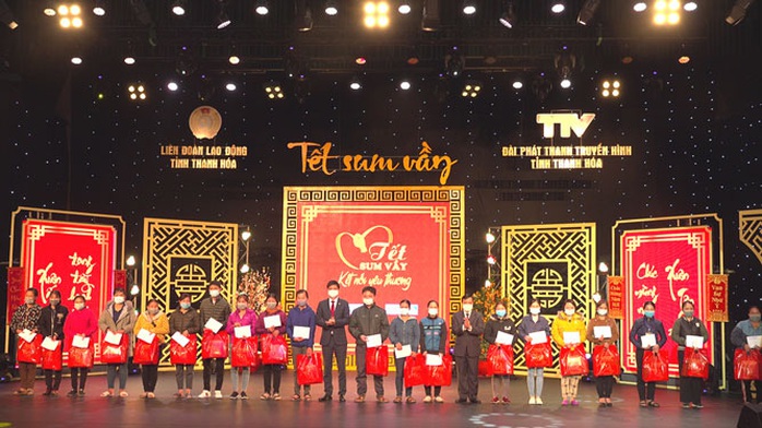 Hàng ngàn phần quà Tết đến tay đoàn viên khó khăn - Ảnh 1. Hàng ngàn phần quà Tết đến tay đoàn viên khó khăn - Ảnh 1.