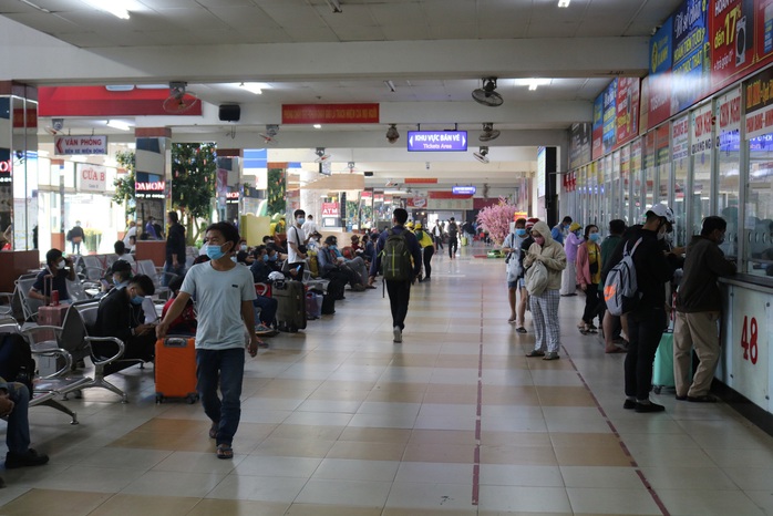 Bến xe, nhà ga ở TP HCM cận Tết vẫn hóng khách - Ảnh 1.