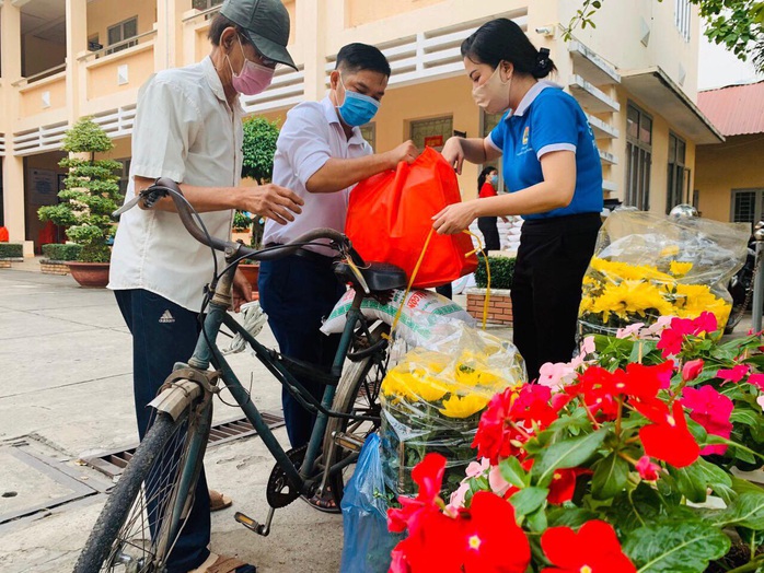 Phiên chợ 0 đồng đến với người dân TP Thủ Đức ngày cận Tết - Ảnh 2.