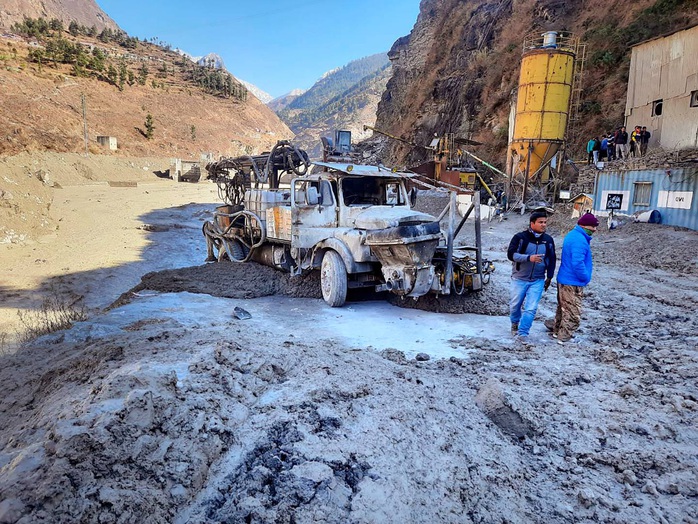 Sông băng Himalaya vỡ “như núi lửa phun trào” - Ảnh 5.