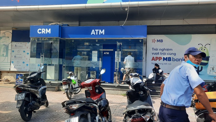 Chuyện lạ: ATM giao dịch ế ẩm những ngày cuối năm - Ảnh 4.