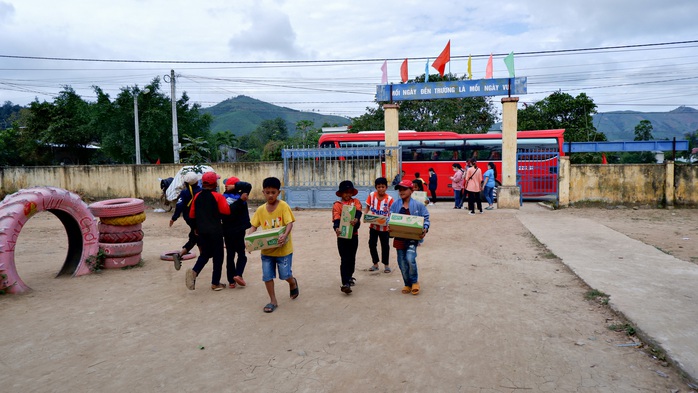 Bạn trẻ mang yêu thương lên vùng cao - Ảnh 1.