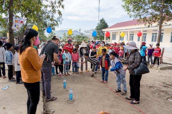 Bạn trẻ mang yêu thương lên vùng cao - Ảnh 12.