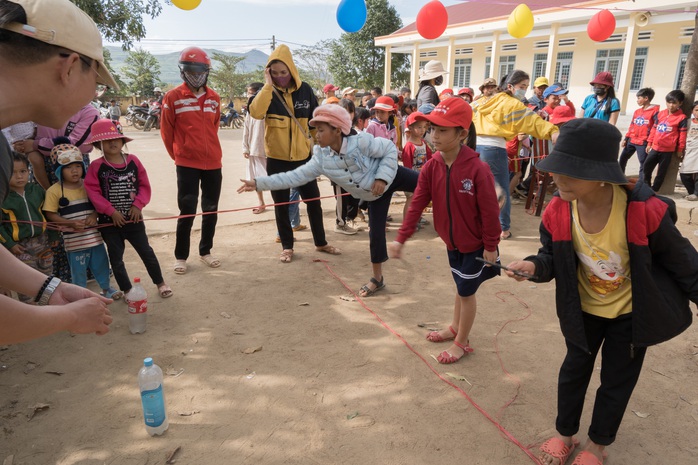 Bạn trẻ mang yêu thương lên vùng cao - Ảnh 11.