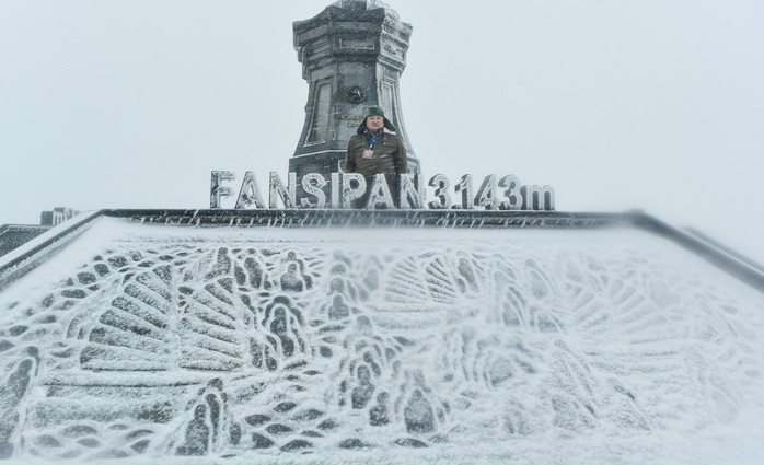 Luồng mưa tuyết hiếm thấy từ phía Bắc tràn xuống phủ trắng xóa đỉnh Fansipan - Ảnh 1.