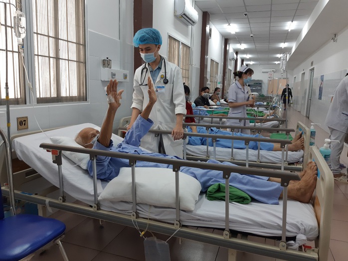 Thức dậy đi vệ sinh lúc 0 giờ, cụ ông 84 tuổi suýt mất mạng - Ảnh 1. Thức dậy đi vệ sinh lúc 0 giờ, cụ ông 84 tuổi suýt mất mạng - Ảnh 1.