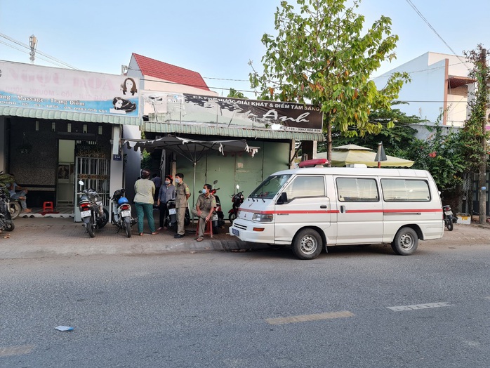 Người phụ nữ làm nghề giác hơi chết nhiều ngày trong phòng trọ - Ảnh 1.