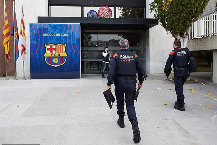 NÓNG: Cảnh sát khám xét CLB Barcelona, bắt êkip cựu chủ tịch Bartomeu - Ảnh 2.
