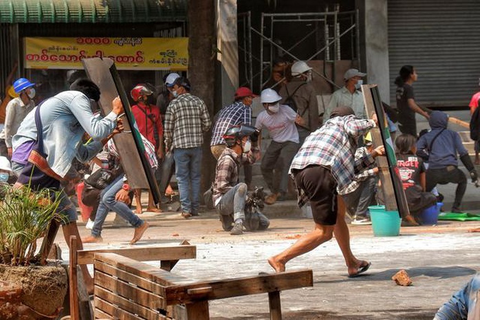 Cảnh sát Myanmar nổ súng vào đám đông biểu tình, 9 người chết - Ảnh 2.