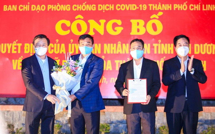 CLIP: Người dân cầm cờ hô vang “Hải Dương chiến thắng” trong đêm dỡ lệnh phong toả - Ảnh 2.