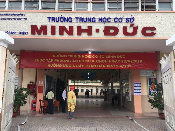 TP HCM: Một học sinh lơ lửng ở lan can tầng 3 được bảo vệ cứu kịp thời - Ảnh 1.