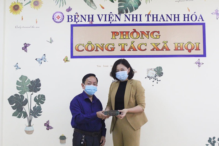 Vợ chồng bác sĩ ủng hộ 200 triệu đồng mua cơm cho bệnh nhân nghèo - Ảnh 1.