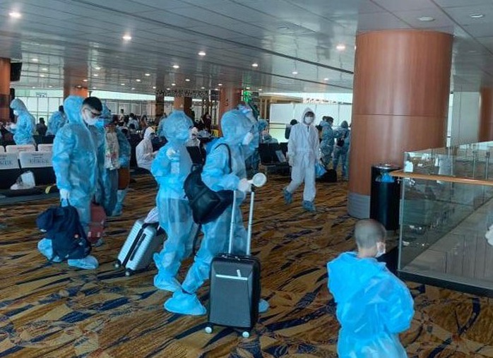 Hai chuyến bay đưa người Việt từ Myanmar về nước hạ cánh ở Đà Nẵng - Ảnh 7.