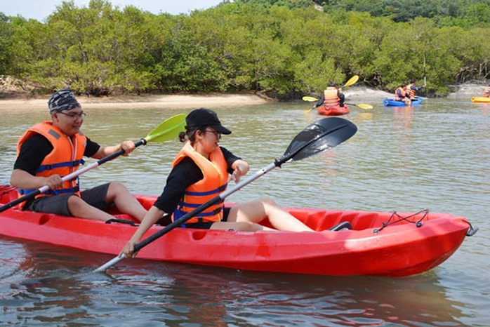 Đi kayak, ngắm rừng ngập mặn đảo Hoa Lan - Ảnh 1.
