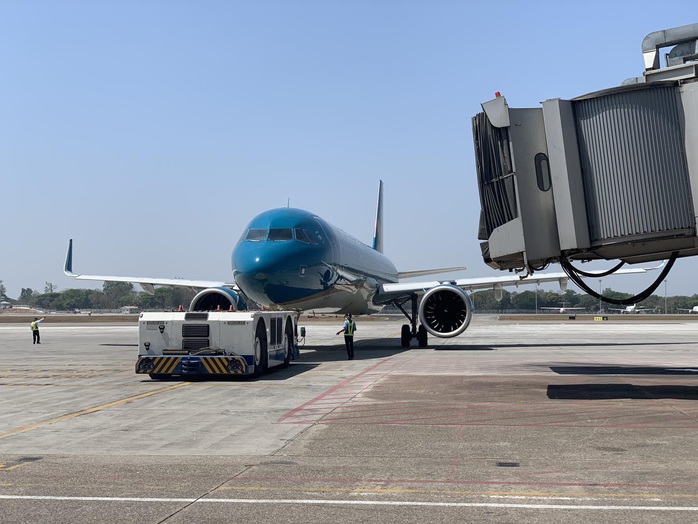 Hai chuyến bay đưa người Việt từ Myanmar về nước hạ cánh ở Đà Nẵng - Ảnh 8.