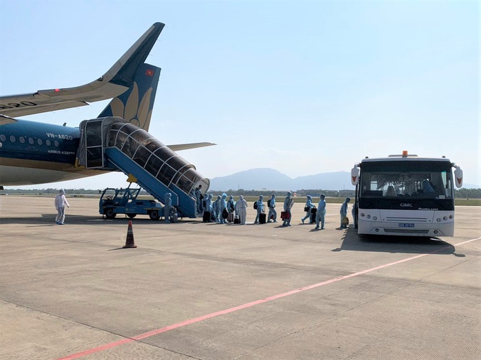 Hai chuyến bay đưa người Việt từ Myanmar về nước hạ cánh ở Đà Nẵng - Ảnh 10.